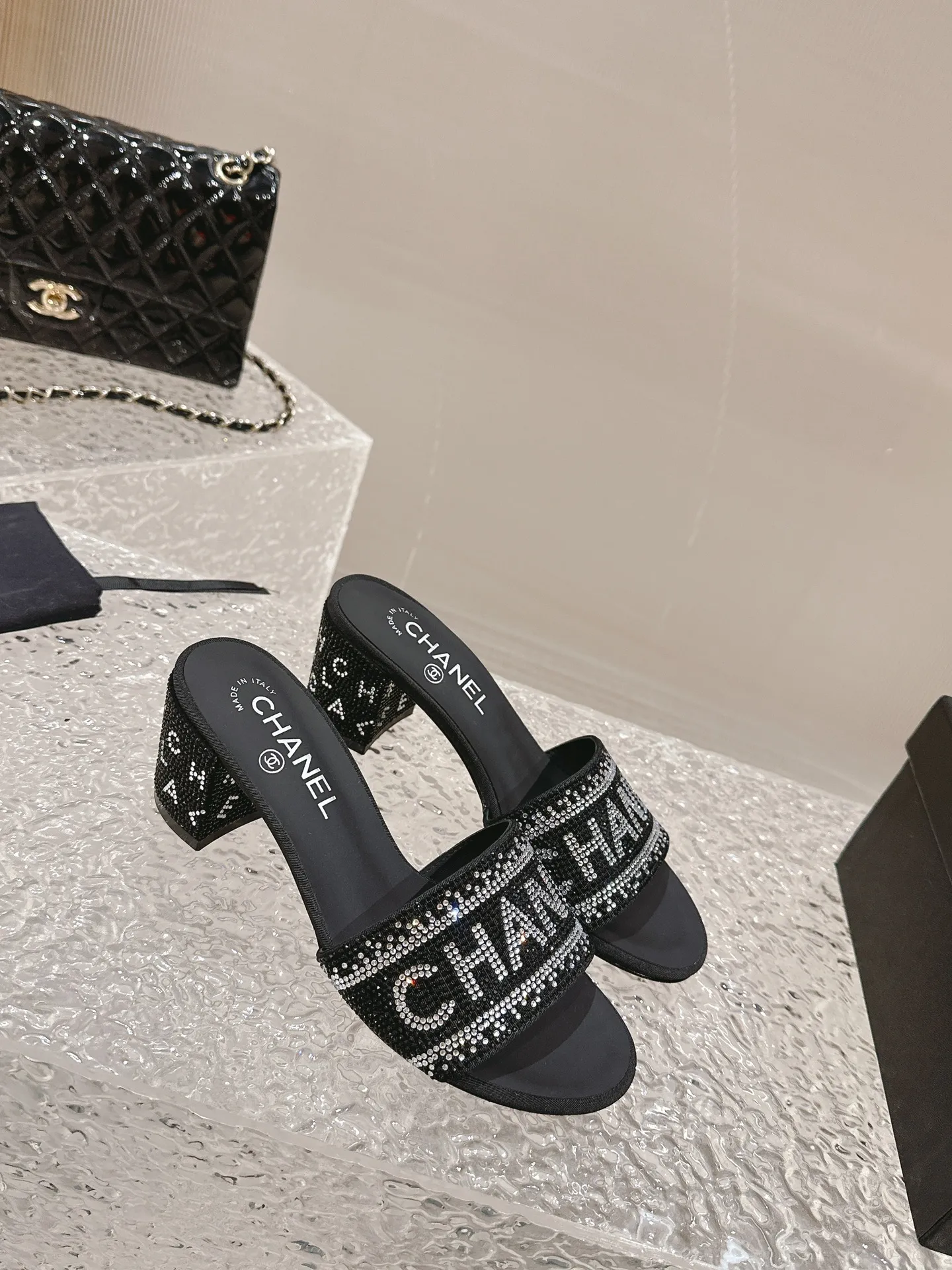 👟👟Ex-factory price 460👟👟 Women's shoes, women's clothing, Xiaoxiang, black rhinestones with large letters, Chanel rhinestone slippers, really such blingbling slippers full of diamonds, both classic and artistic, and can be styled according to your daily style. The characteristic is that the hot diamonds are particularly shiny. They are made with heavy craftsmanship and are not easy to fall off. They have a sexy and versatile temperament for ladies. Color: black, white. Heel height 5 cm. 35-41